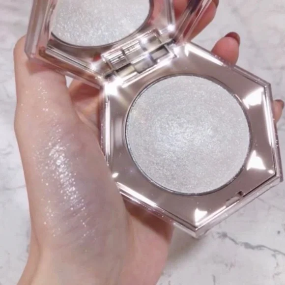 SOLD Fenty Diamond Bomb in How Many Carats Face & Body Highlighter - Picture 2 of 16